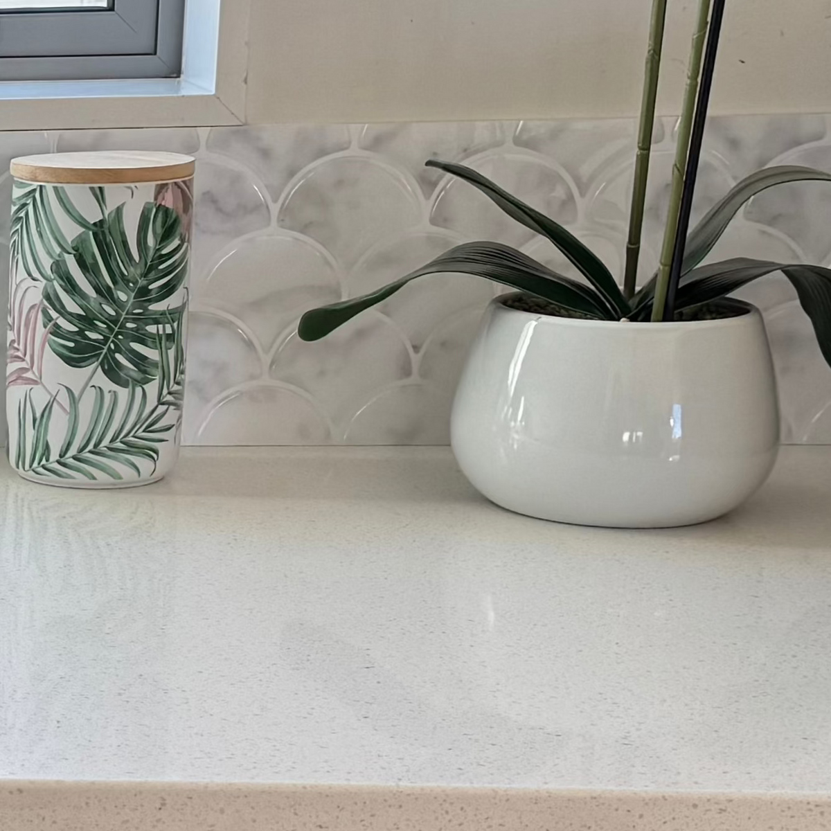 Scalloped marble tiles splashback